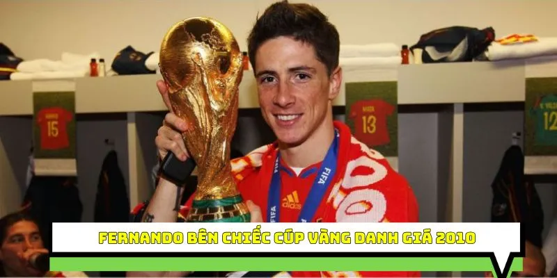 Fernando Torres bên chiếc cúp vàng danh giá năm 2010