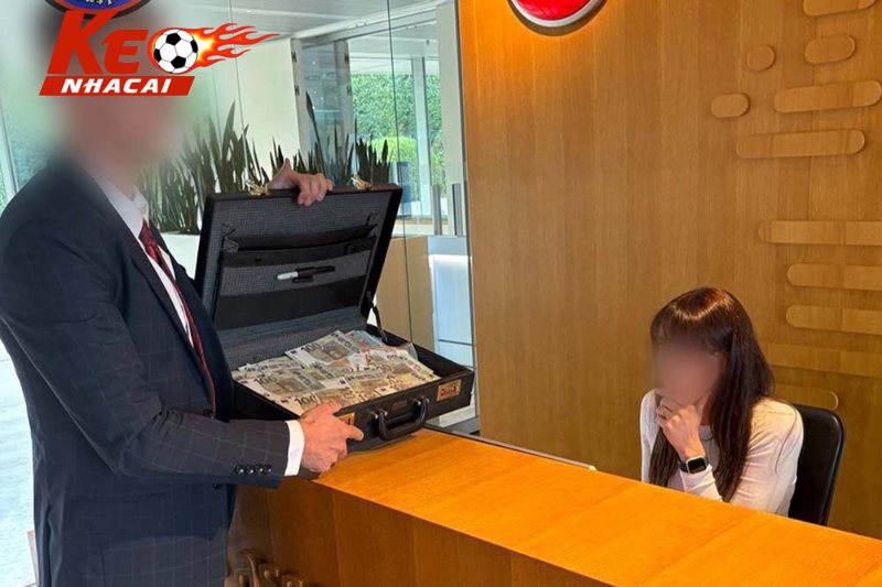 CĐV Crystal Palace mang vali tiền giả đến để phản đối UEFA