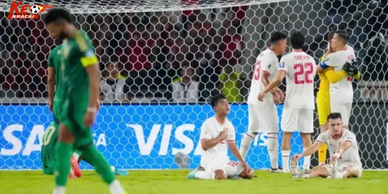 Cầu thủ Indonesia (áo trắng) chia vui sau trận thắng Arab Saudi 2-0 trên sân Bung Karno