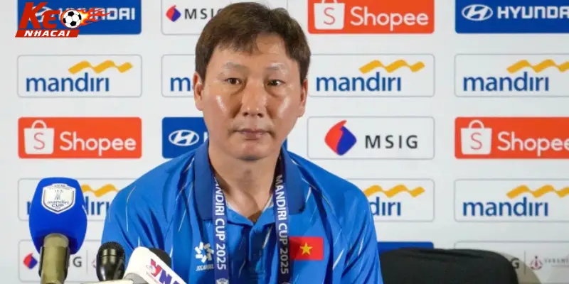 HLV KIm Sang-sik tham dự họp báo trước vòng bảng U23 Đông Nam Á chiều 15/07