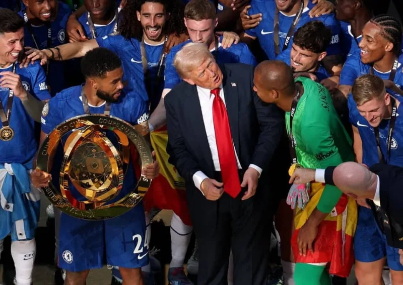 Tổng thống Donald Trump trao cúp xong và tiếp tục đứng vững ở vị trí trung tâm