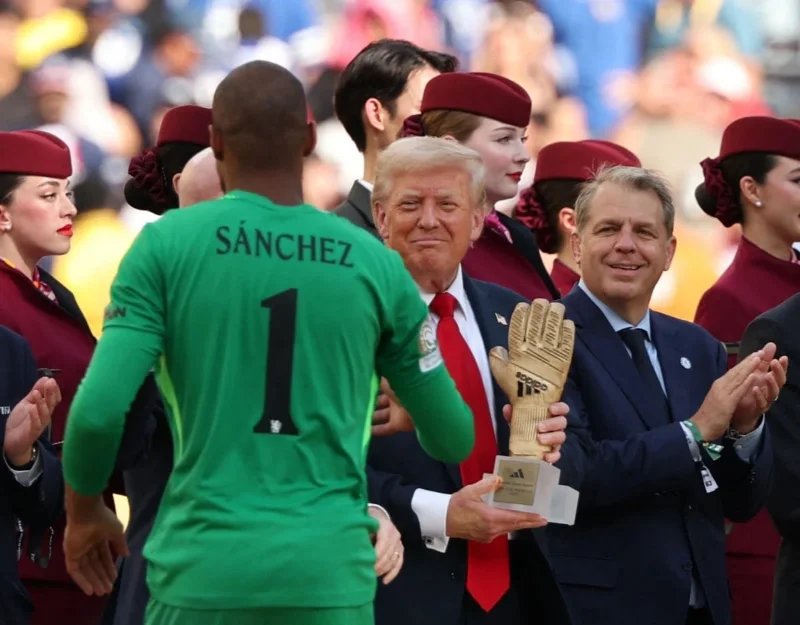 Sự xuất hiện của ông Trump đã tạo ra những luồng phản ứng trái chiều sau lễ trao cúp